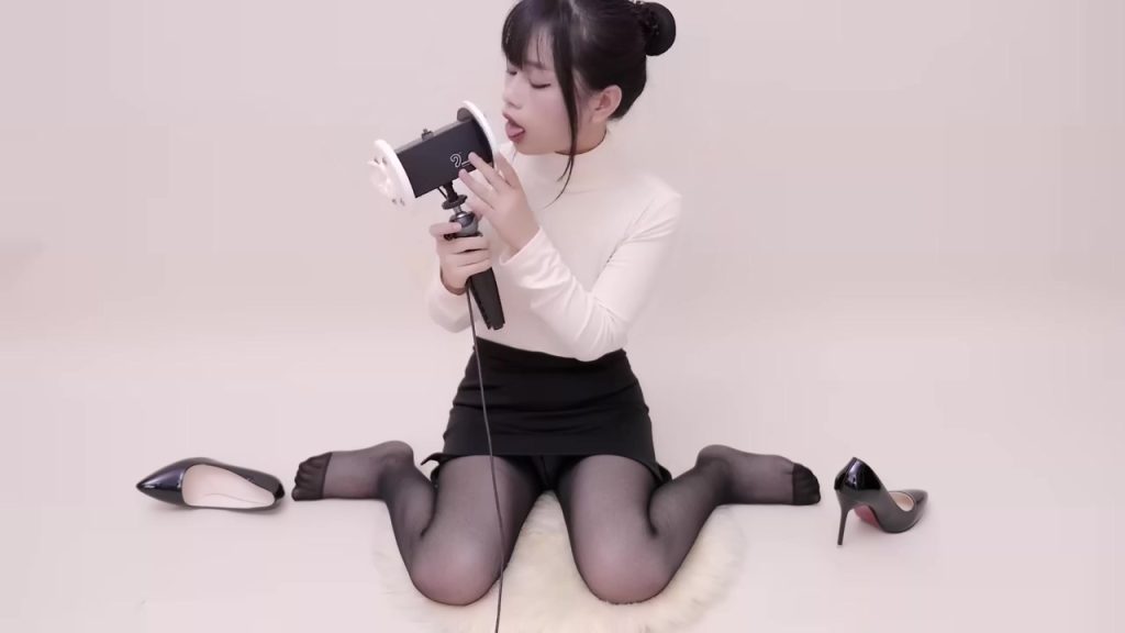 专属视频-晓美-ASMR 口腔音 舔耳 弹舌音 按摩 喘息 ｜4k Wheezing oral sound licking ear playing tongue sound silk stockings