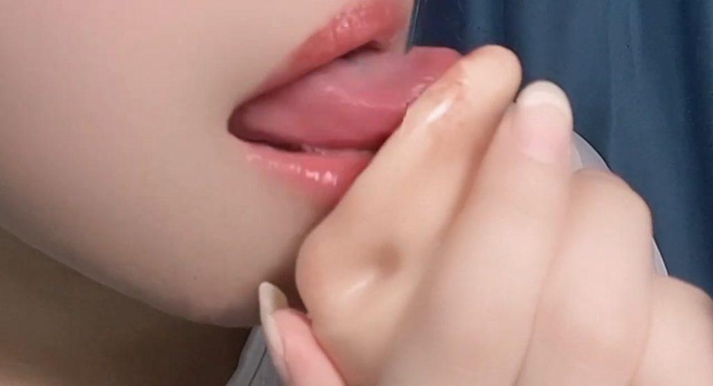 专属视频-舌钉妹的耳舐め ASMR 熱い舌でお世話します♡ ear eating,tongue sound for sleep♡